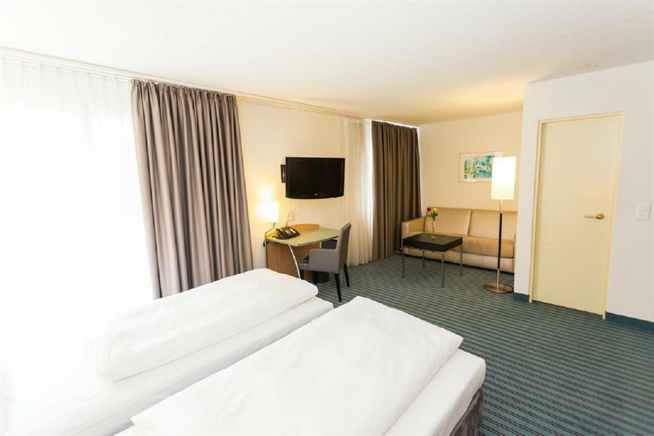 Hotel Zurich Airport 3*